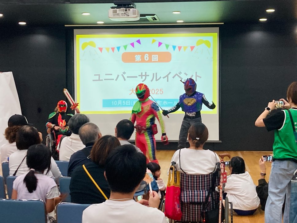 車椅子ヒーローとトマティーンとハイキー。ハイキーは、野寄聖統代表自ら演じられています。