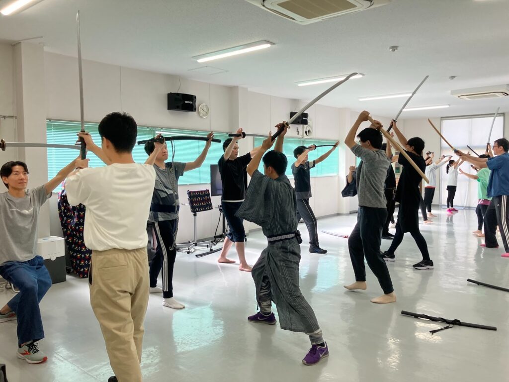 サムライワークショップの模様。皆、真剣に刀を振っています