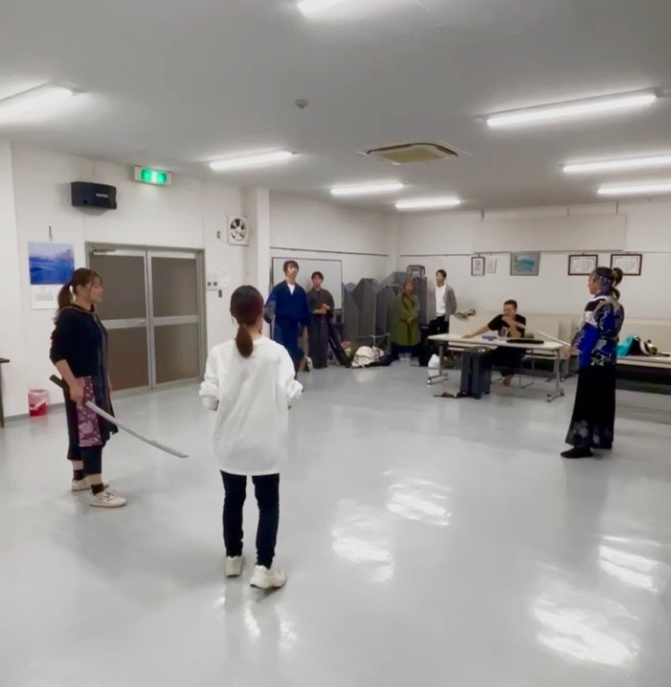 ベトナムに野寄社長を代表としてパフォーマンスにしにいきます。練習の模様をお届け。