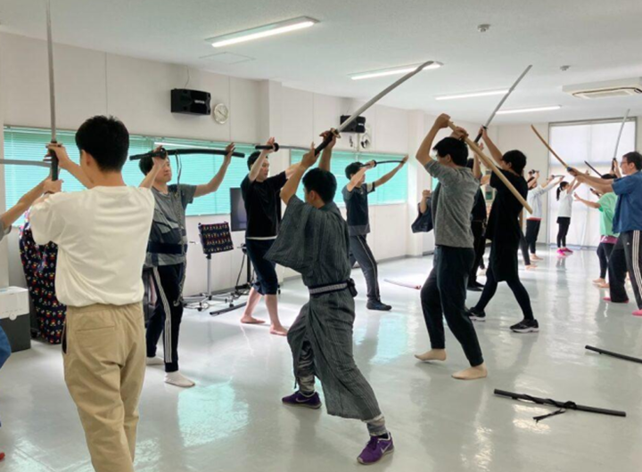 野寄社長の殺陣教室の模様。みな、真剣に刀を振っています。