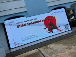 野寄聖統代表と行ったサムライパフォーマンスの告知の看板